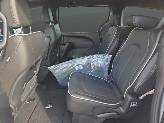 New 2026 Chrysler Pacifica Limited w/ S Appearance Package image 32