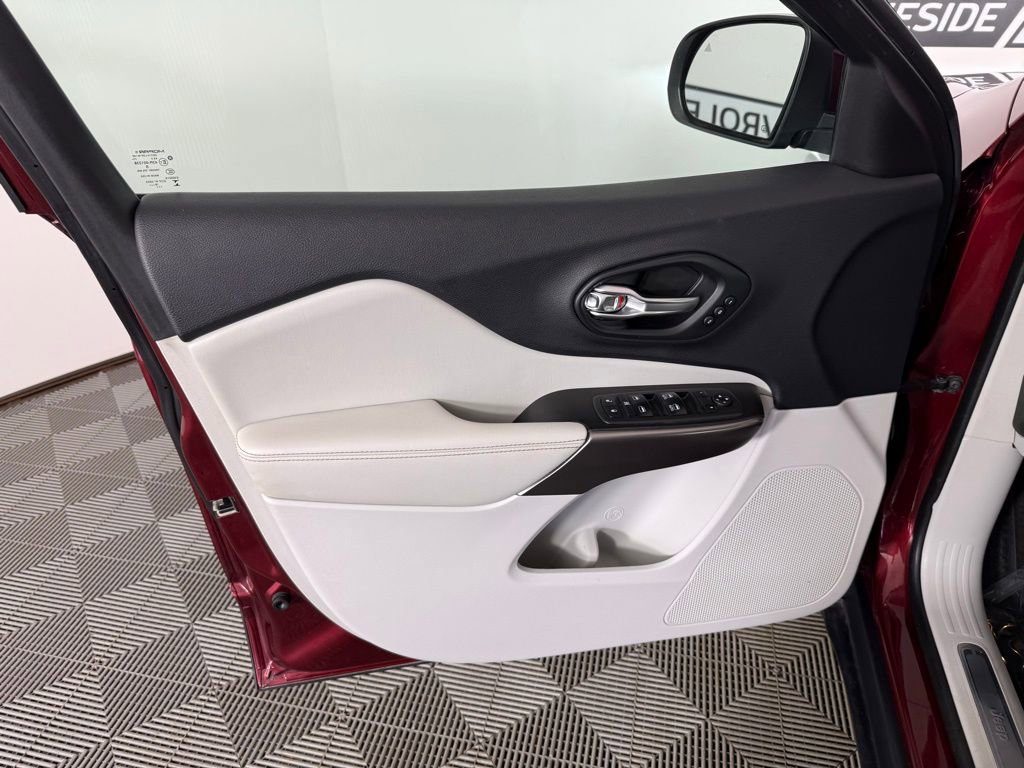 Used 2019 Jeep Cherokee Limited image 14