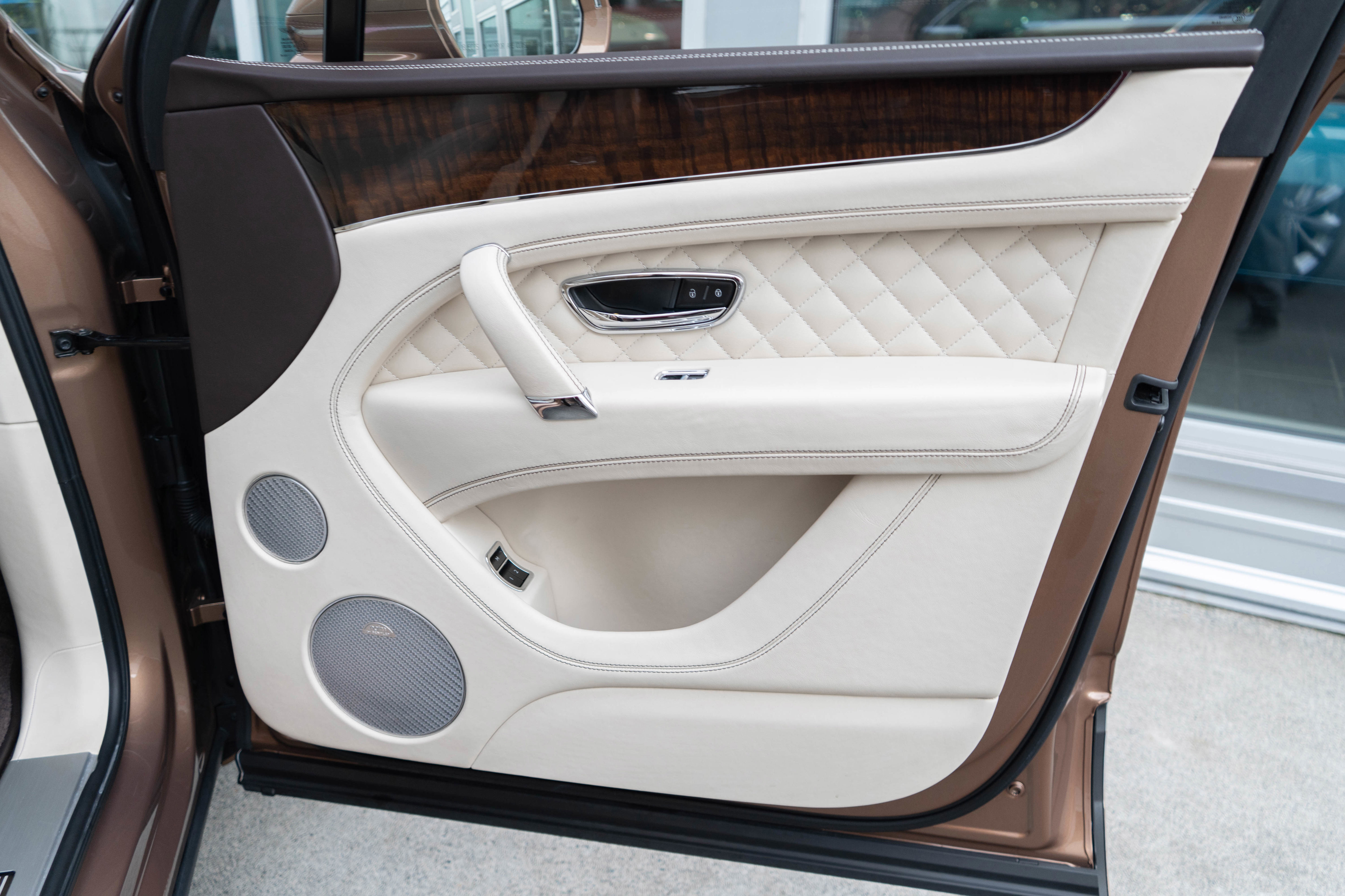 Used 2017 Bentley Bentayga image 44