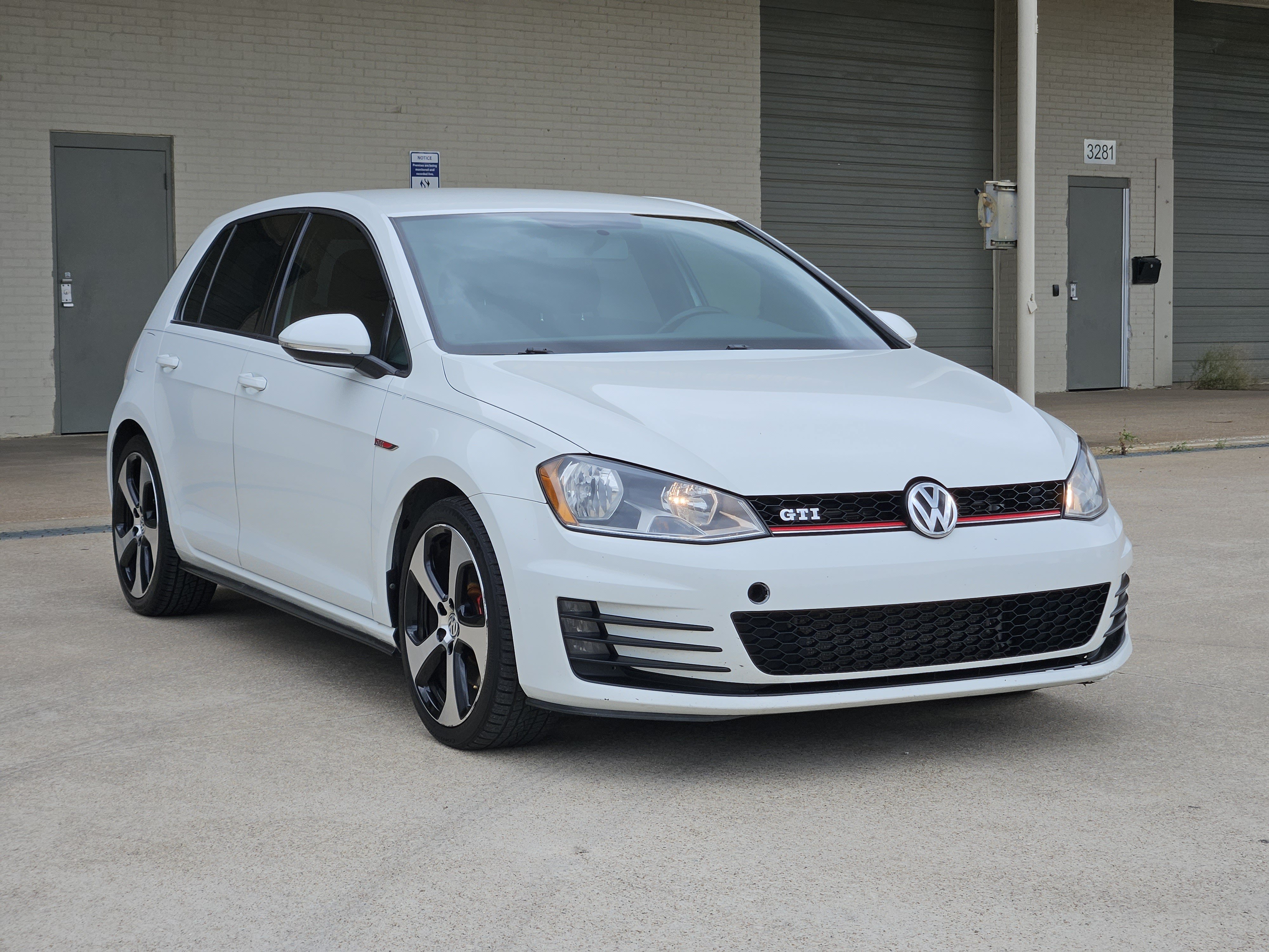 Used 2017 Volkswagen Golf 4-Door FWD image 3