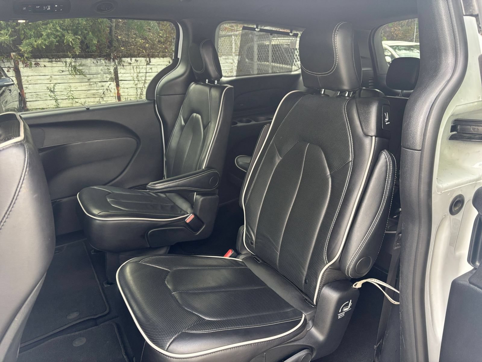 Used 2025 Chrysler Pacifica Limited FWD image 41