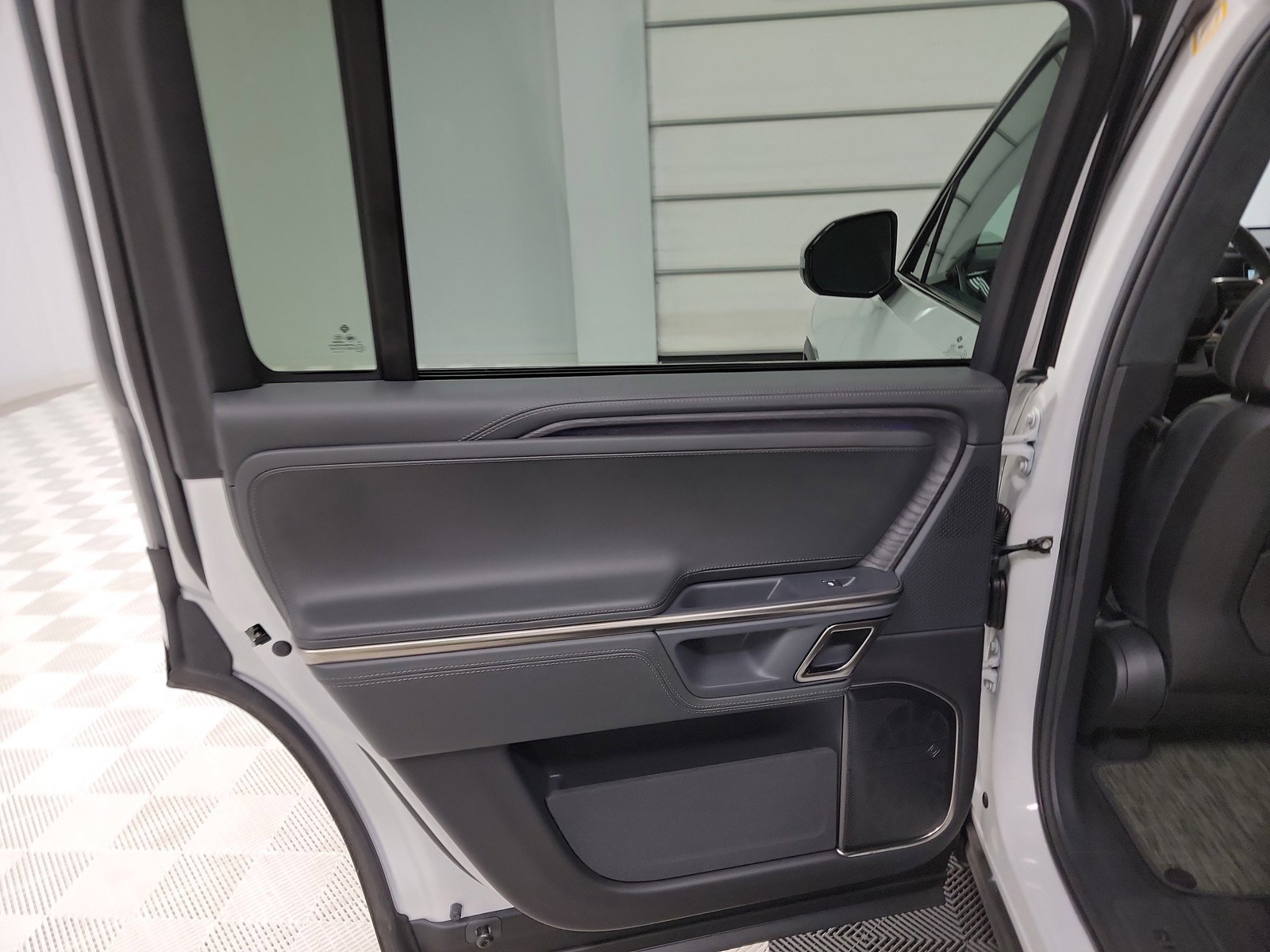 Used 2024 Rivian R1S Adventure image 17