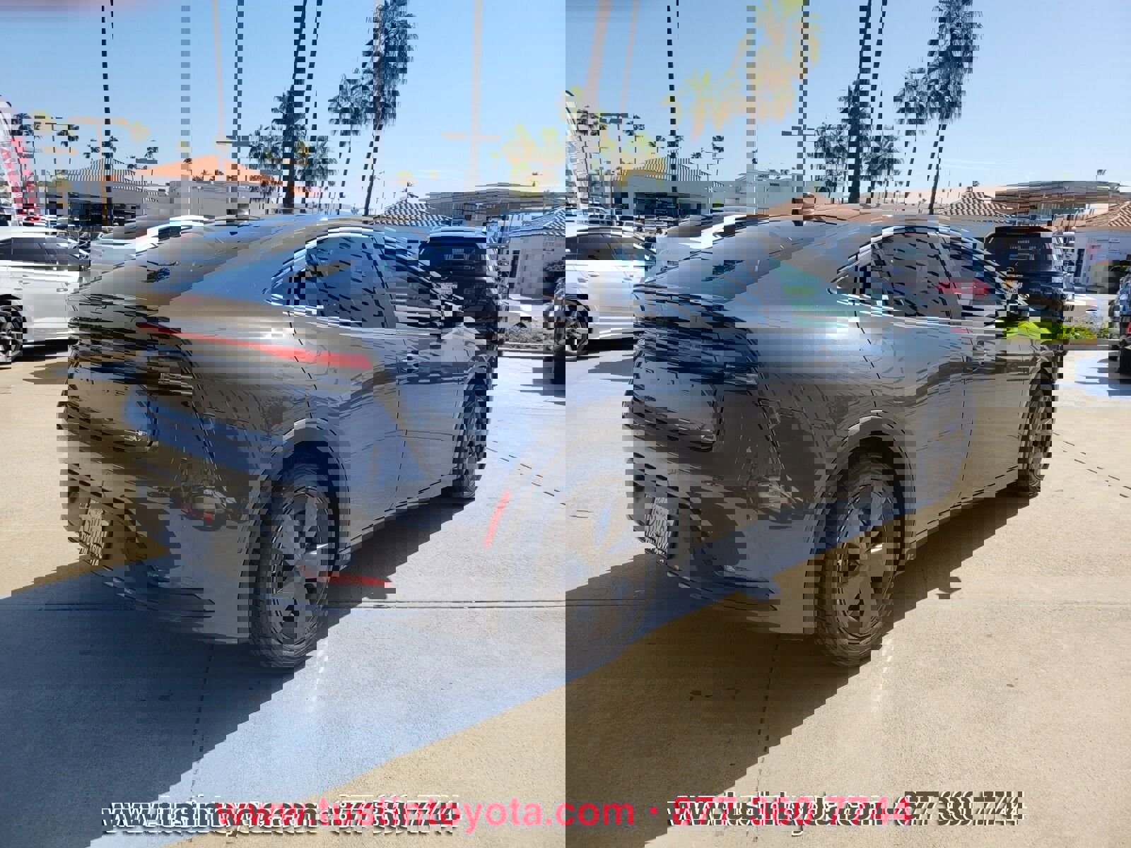 Used 2024 Toyota Prius LE FWD image 4