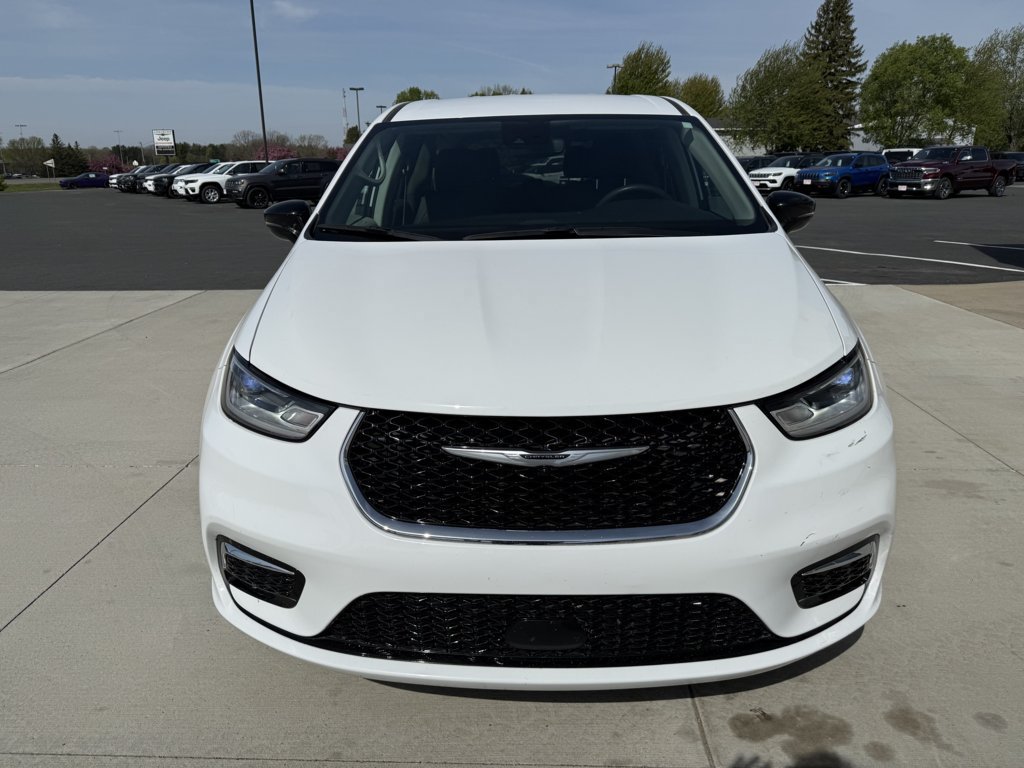 Used 2024 Chrysler Pacifica Touring-L FWD image 3