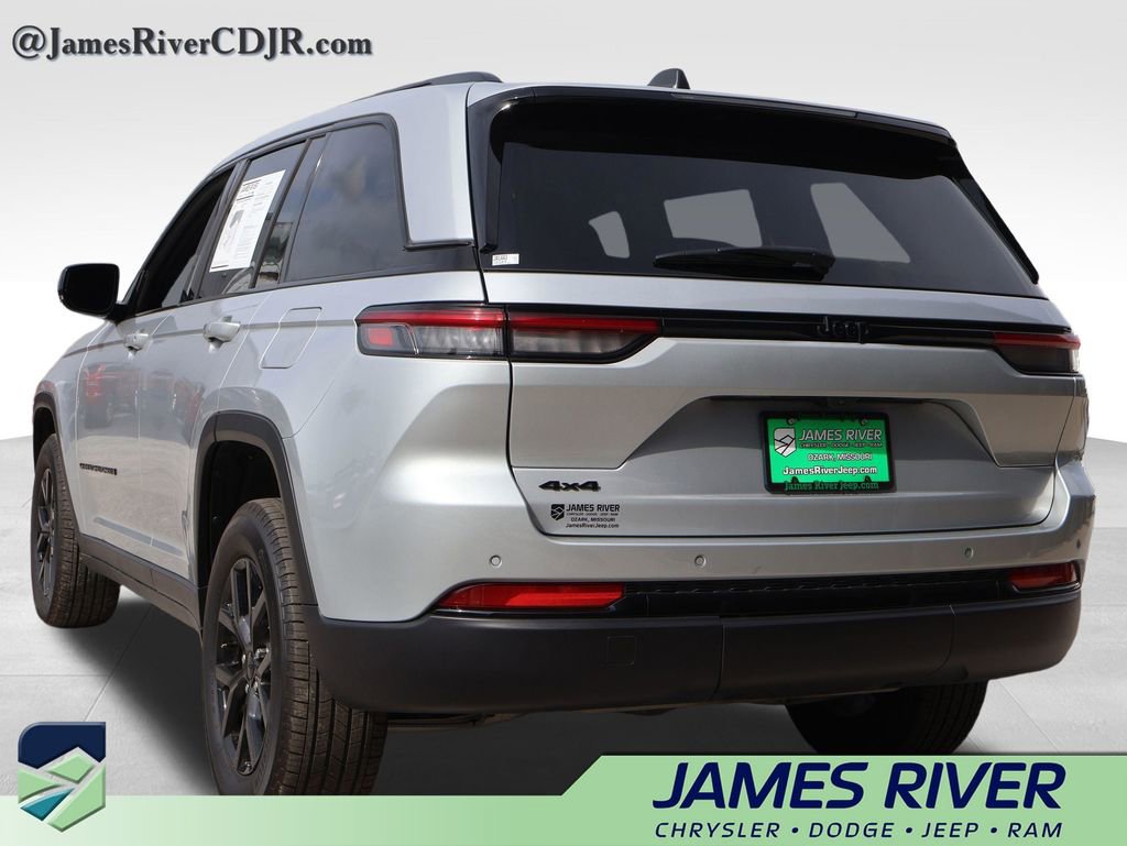 Used 2025 Jeep Grand Cherokee Altitude AWD/4WD image 3