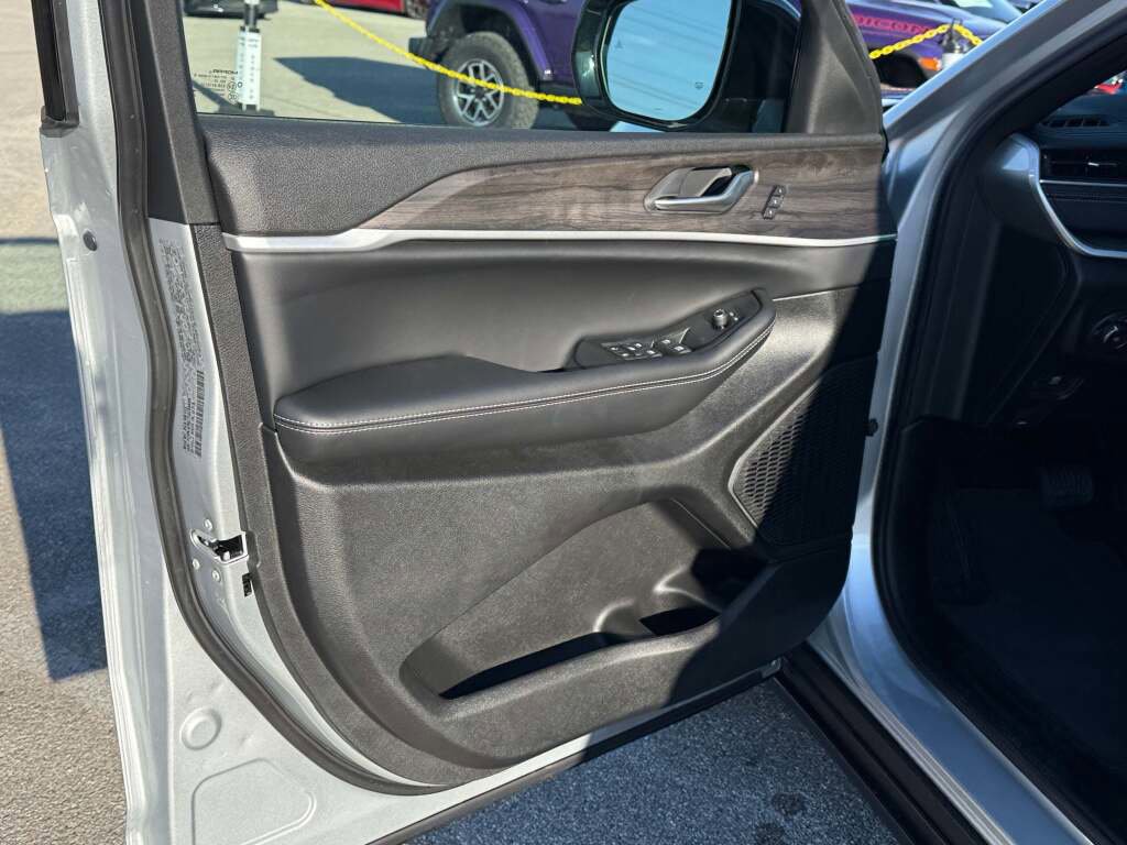 New 2025 Jeep Grand Cherokee L Limited image 28