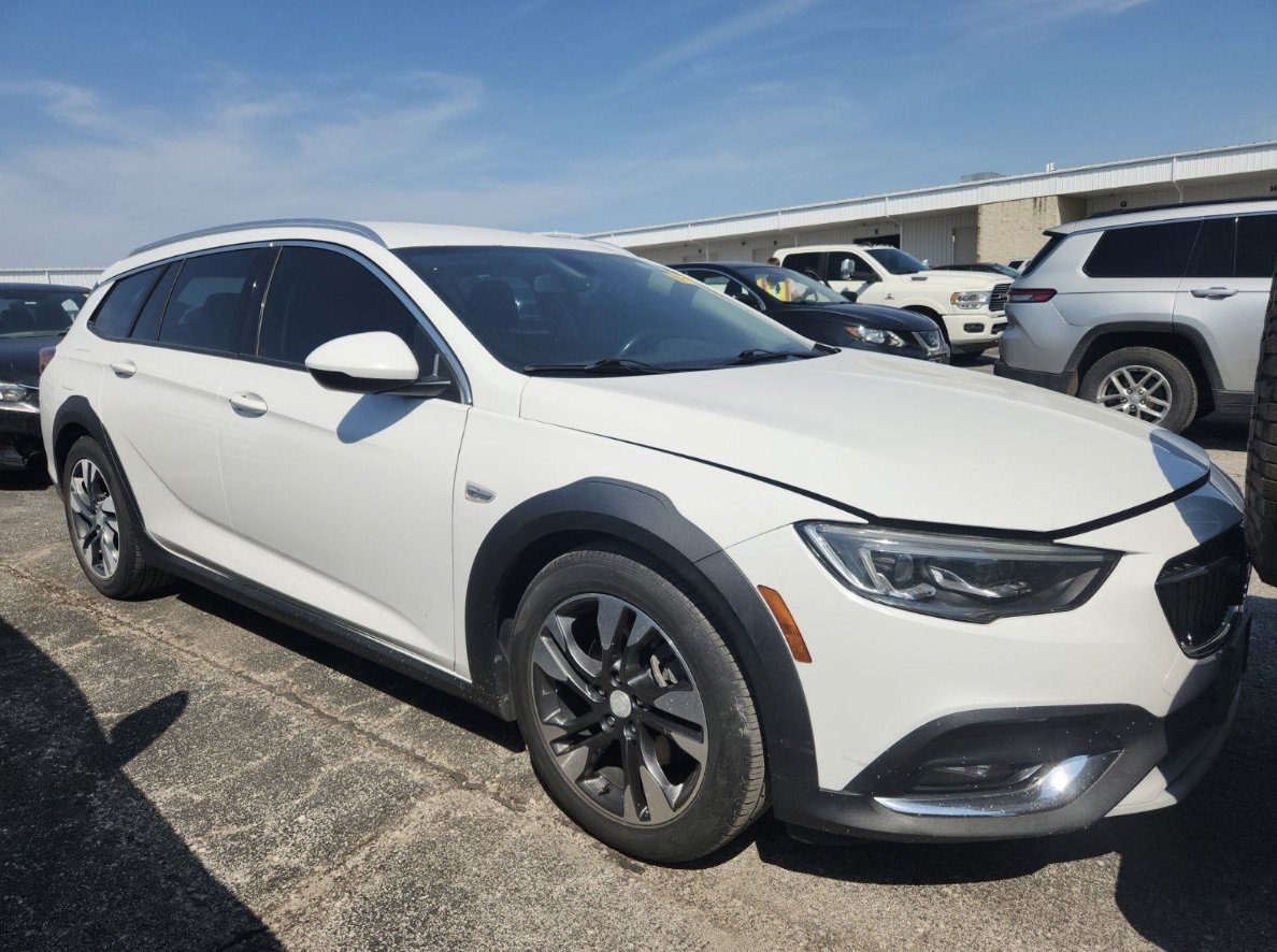 Used 2018 Buick Regal Preferred w/ Sights and Sounds Package AWD/4WD image 3
