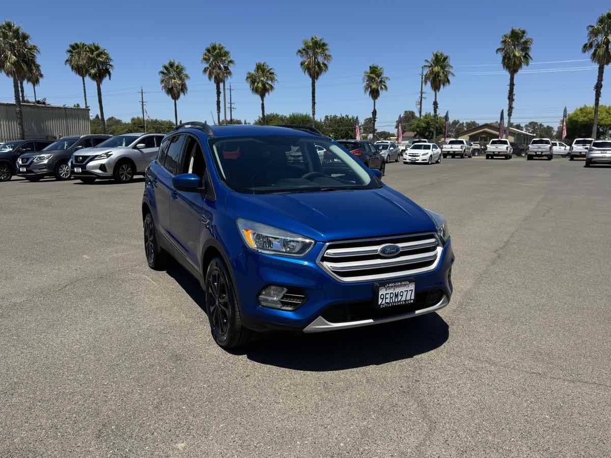 Used 2018 Ford Escape SE w/ SE Sync 3 Package AWD/4WD image 3