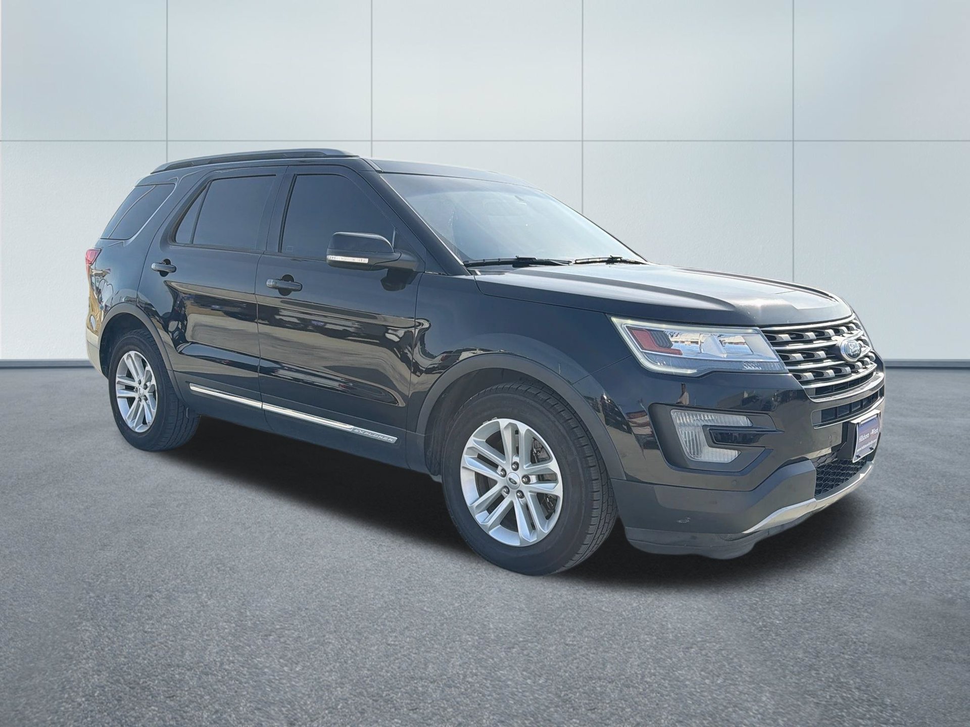 Used 2017 Ford Explorer XLT w/ Equipment Group 202A FWD image 3
