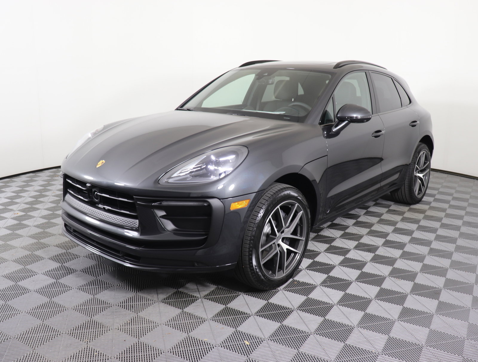 Used 2025 Porsche Macan image 1