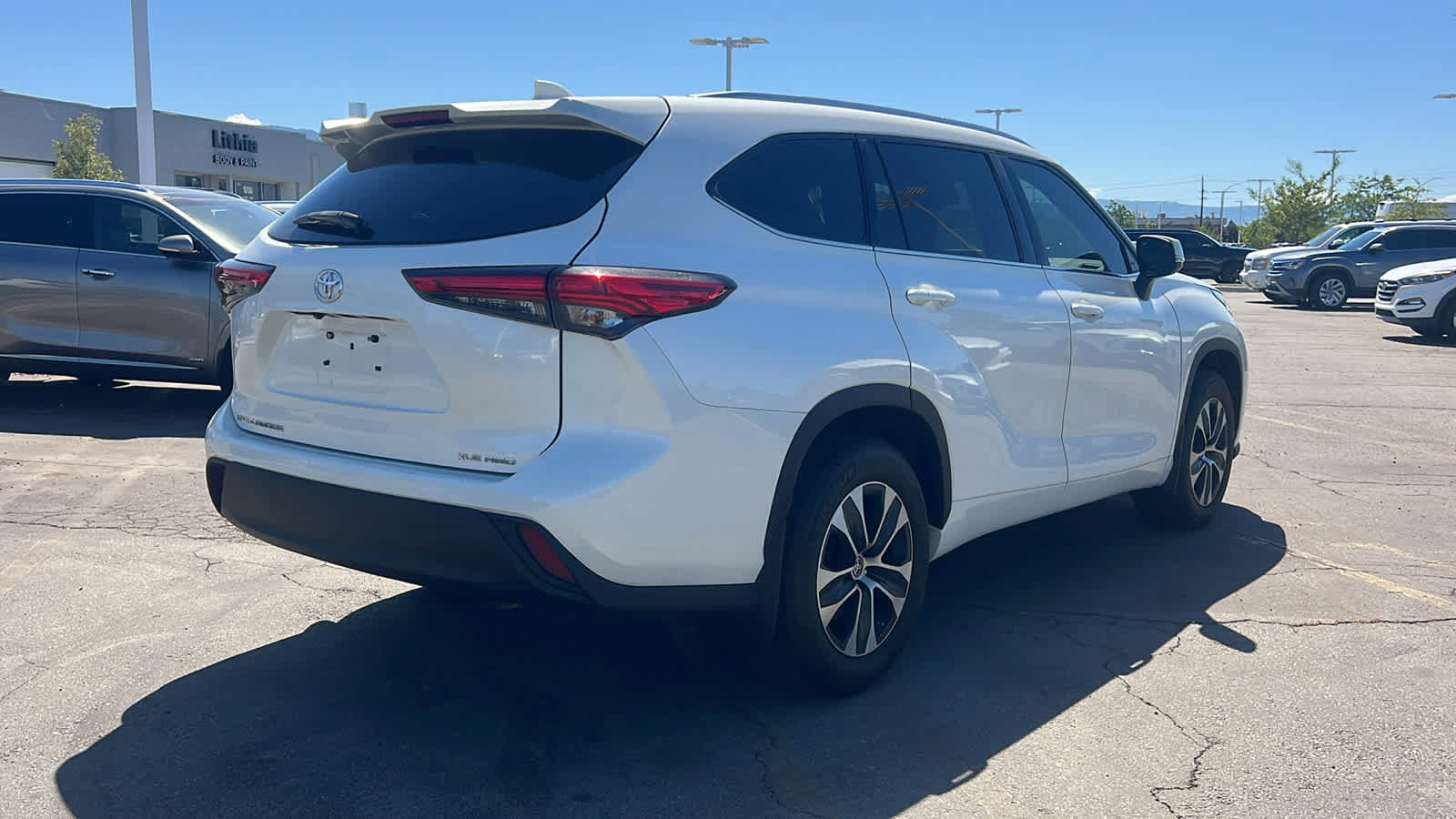 Used 2020 Toyota Highlander XLE AWD/4WD image 5