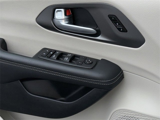 Used 2024 Chrysler Pacifica Touring-L image 33