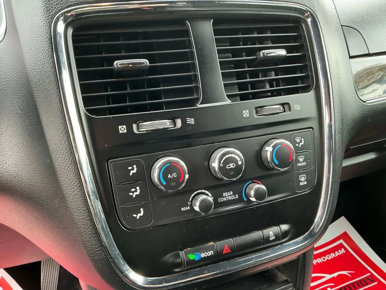 Used 2018 Dodge Grand Caravan SE image 32