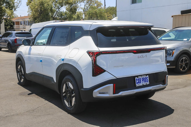 New 2027 Kia Seltos LX FWD image 14
