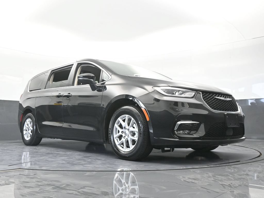 Used 2023 Chrysler Pacifica Touring-L FWD image 60