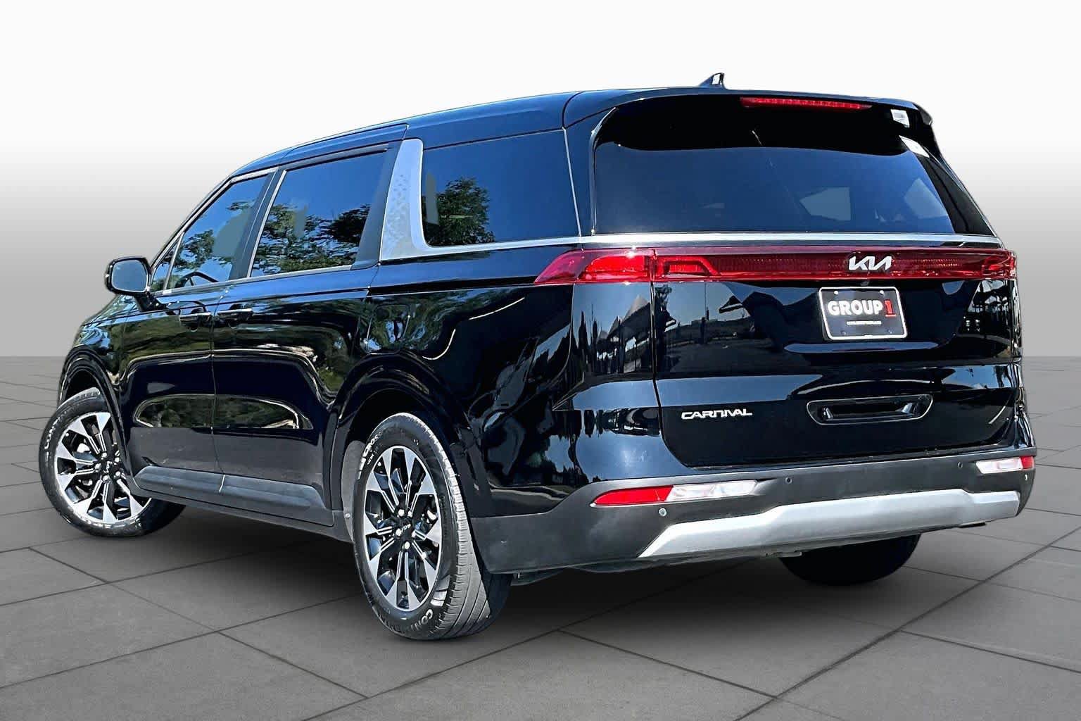 Used 2024 Kia Carnival EX FWD image 12