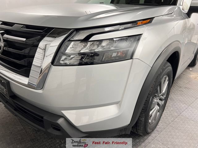 Used 2025 Nissan Pathfinder SV FWD image 12