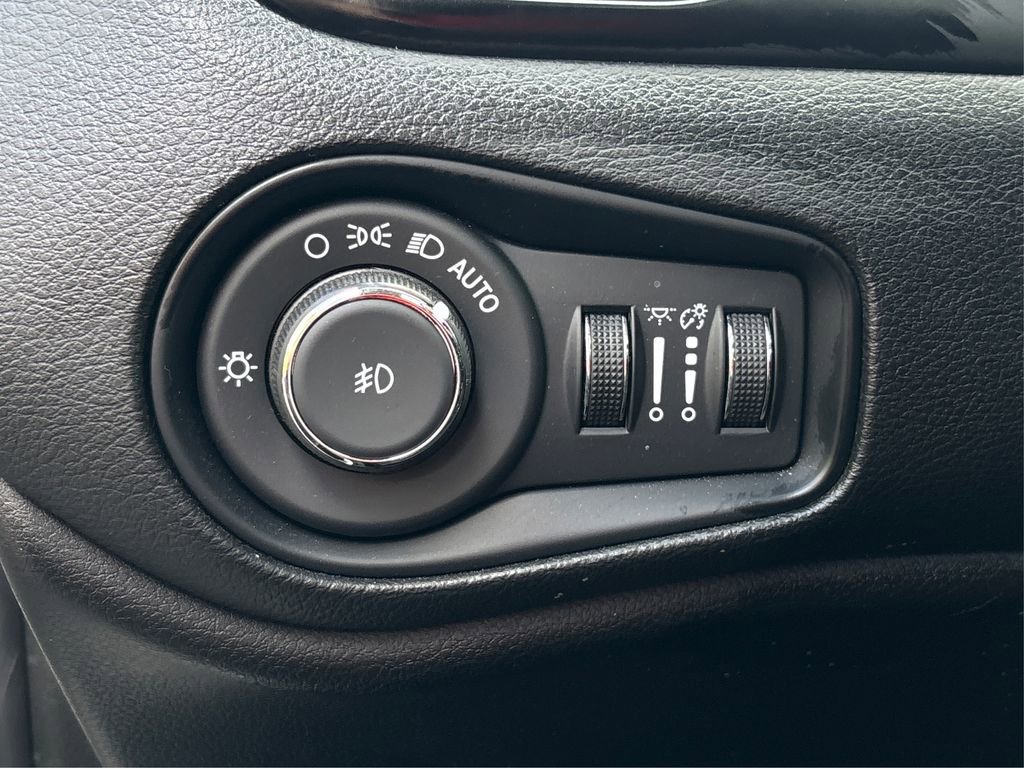 Used 2023 Jeep Renegade Latitude w/ Sun/Sound Group AWD/4WD image 37