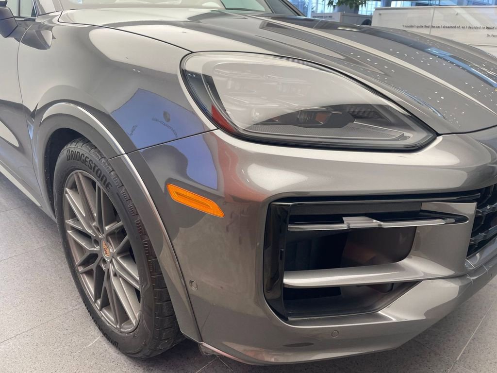 Used 2025 Porsche Cayenne image 25