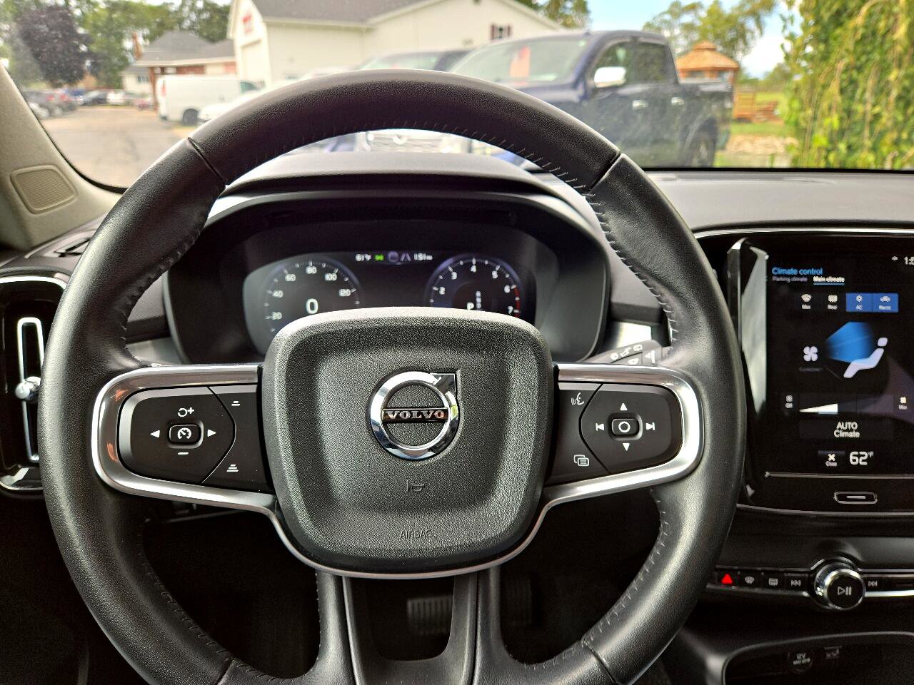 Used 2021 Volvo XC40 T4 Momentum image 24