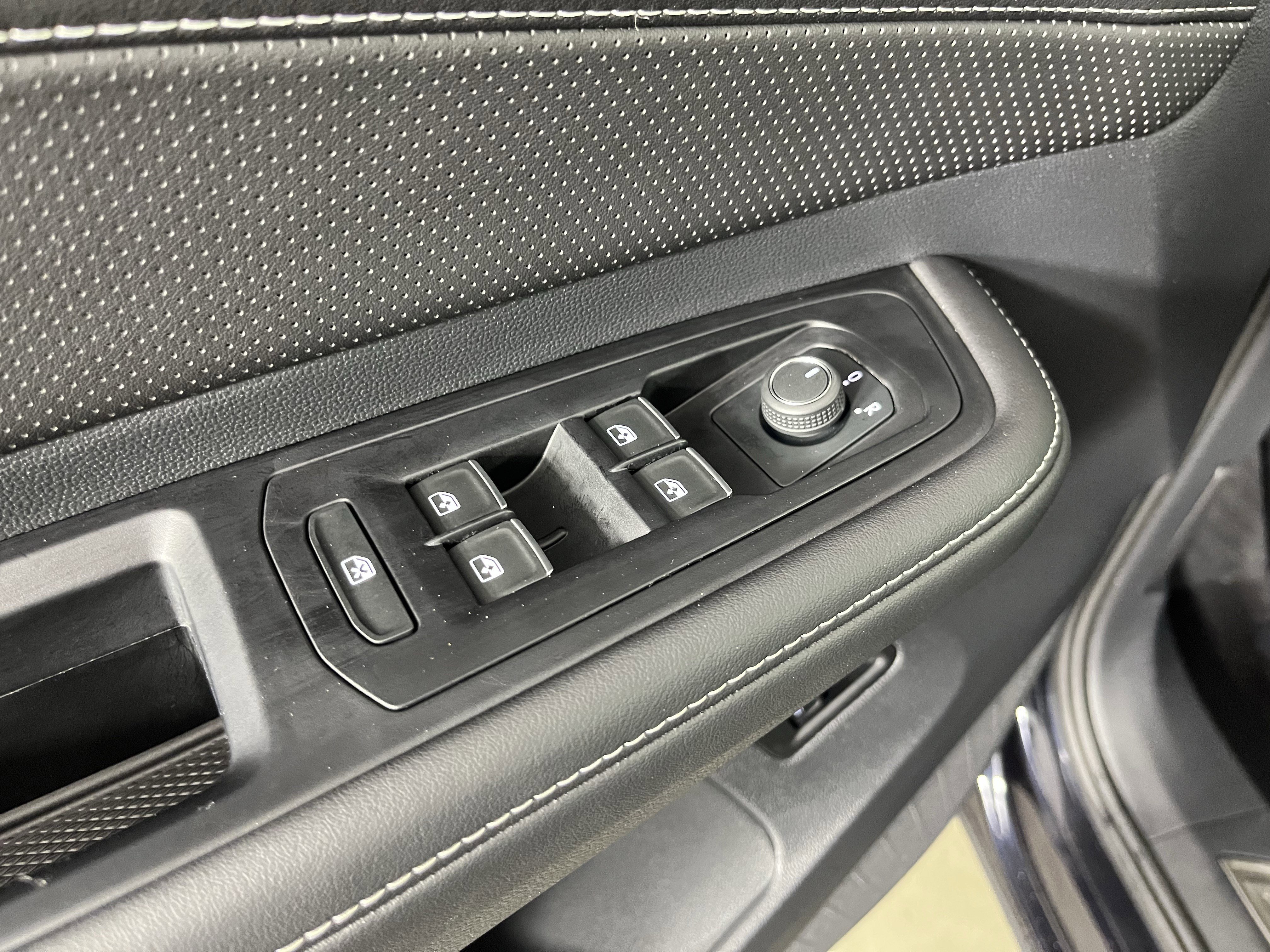 Used 2025 Volkswagen Atlas Cross Sport SE image 18