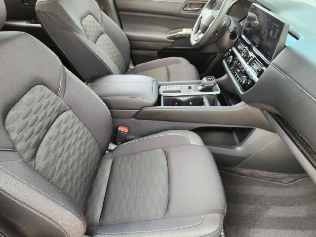Used 2026 Nissan Pathfinder SV w/ SV Premium Package FWD image 15