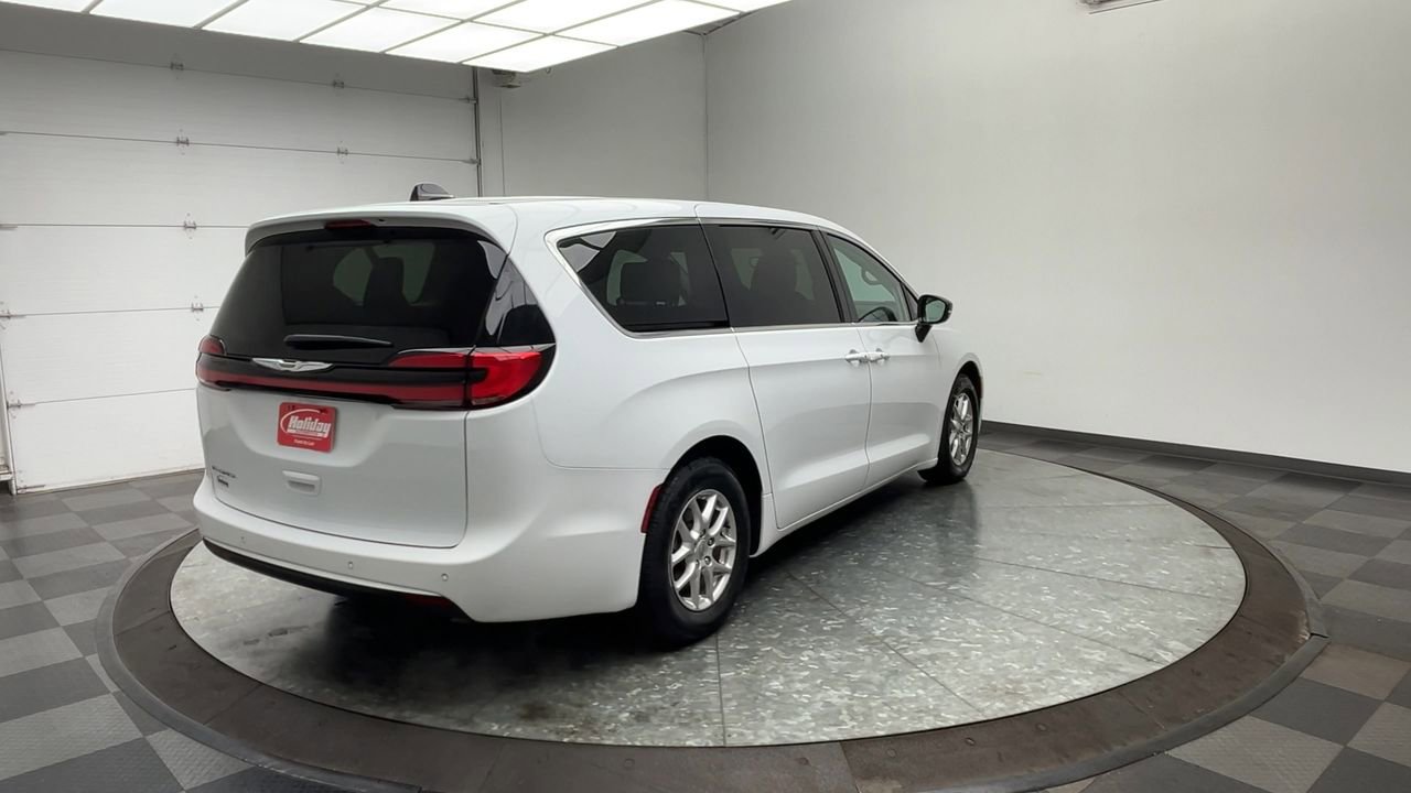 Used 2024 Chrysler Pacifica Touring-L FWD image 38