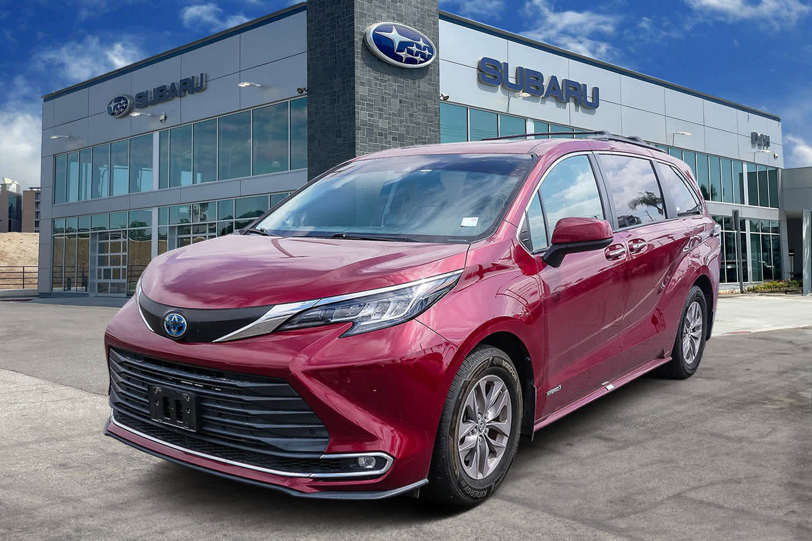 Used 2021 Toyota Sienna XLE w/ XLE Plus Package FWD video 1