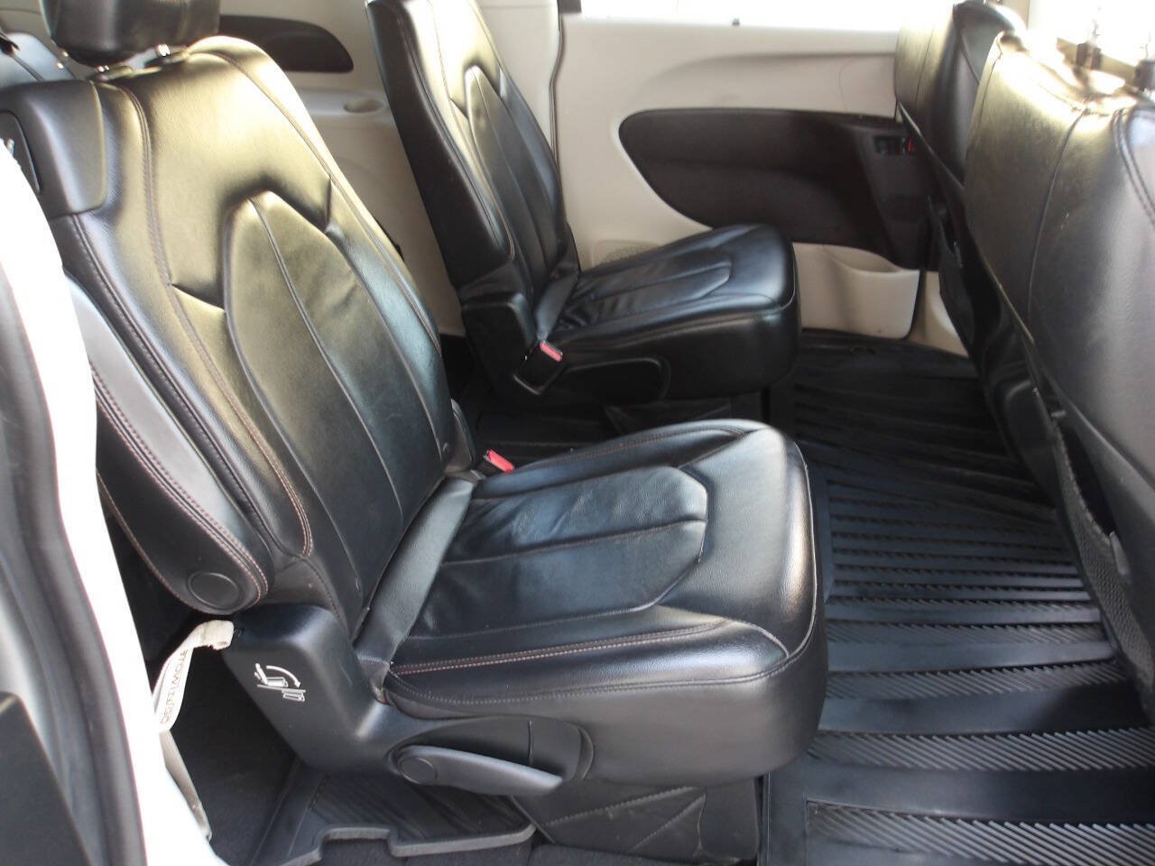 Used 2017 Chrysler Pacifica Touring-L FWD image 21
