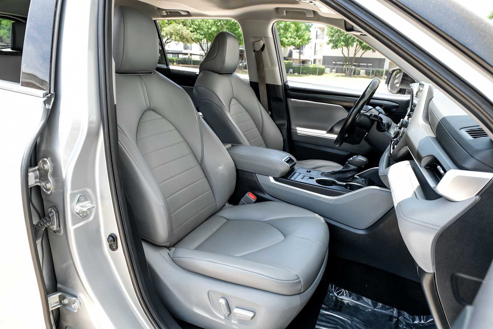 Used 2020 Toyota Highlander XLE FWD image 36