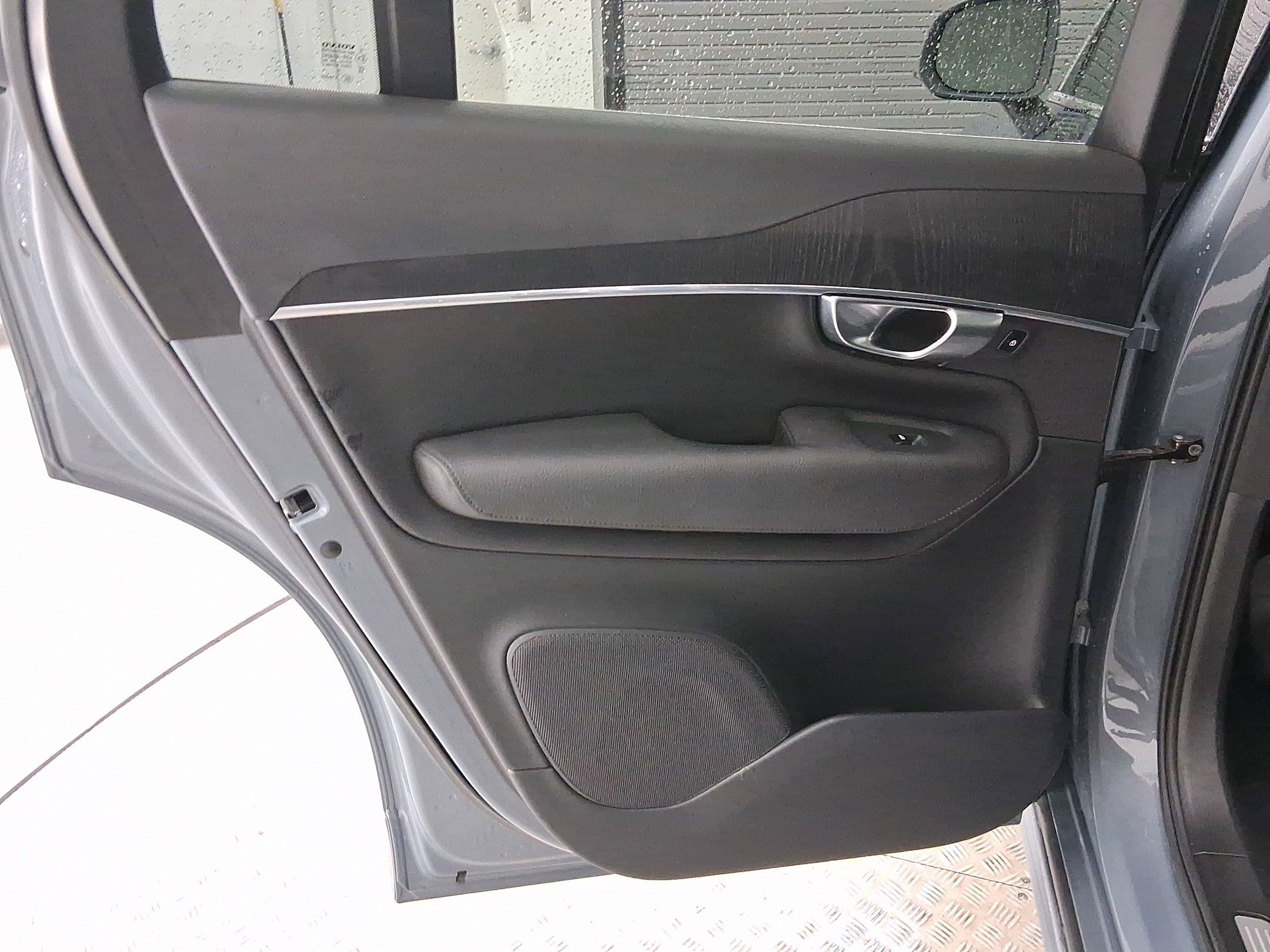 Used 2020 Volvo XC90 T6 Momentum w/ Protection Package image 27