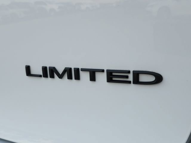 Used 2025 Chrysler Pacifica Limited image 35