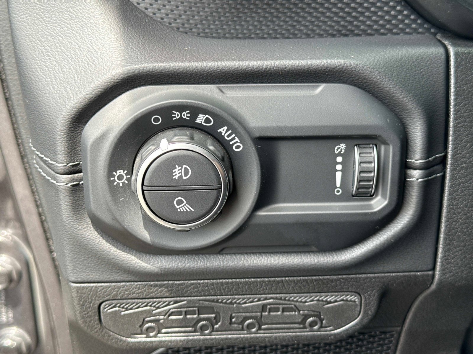 Used 2024 Jeep Gladiator Rubicon w/ Technology Group AWD/4WD image 32