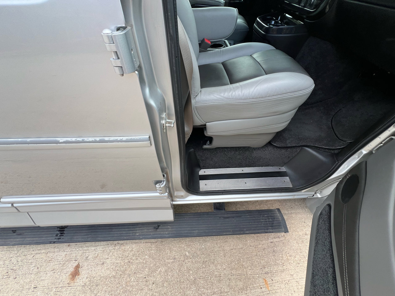 Used 2018 Chevrolet Express 2500 w/ Enhanced Convenience Package image 23