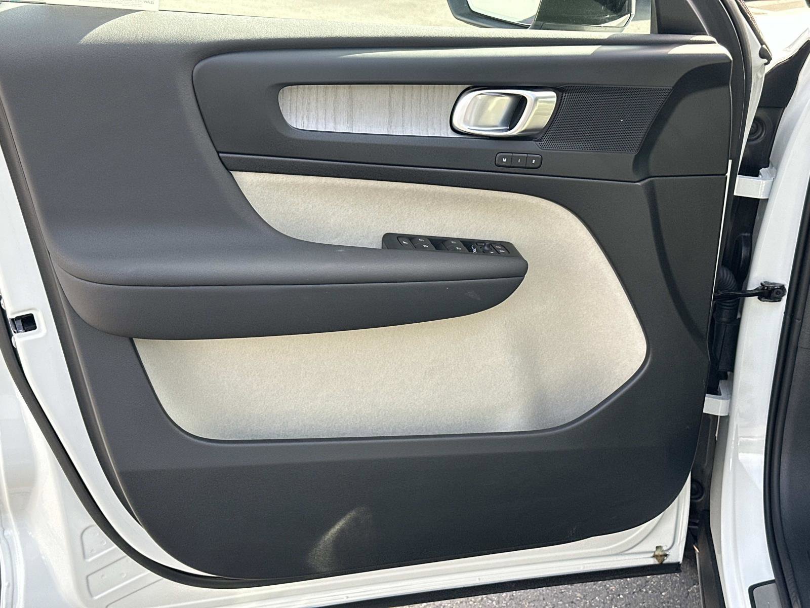 Certified 2026 Volvo XC40 B5 Plus w/ Protection Package Premier image 15