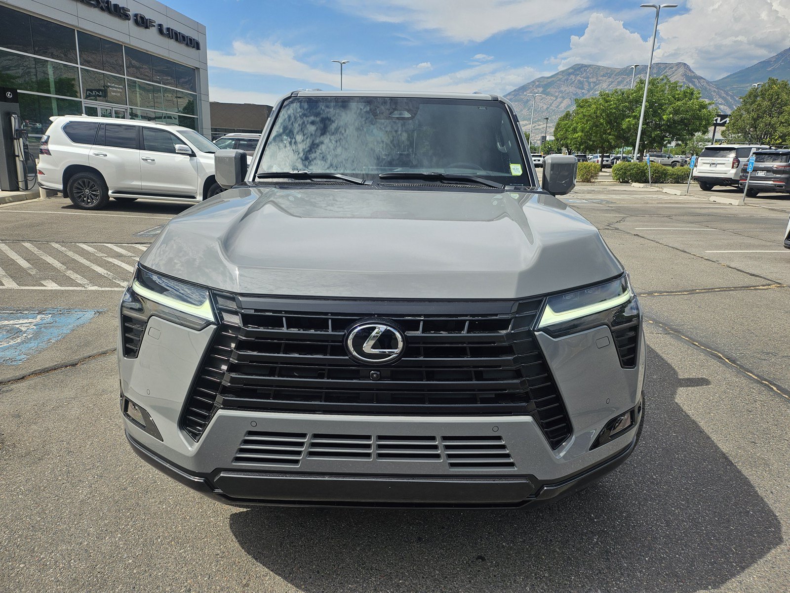 Used 2026 Lexus GX 550 w/ Accessory Package (2T) AWD/4WD image 2