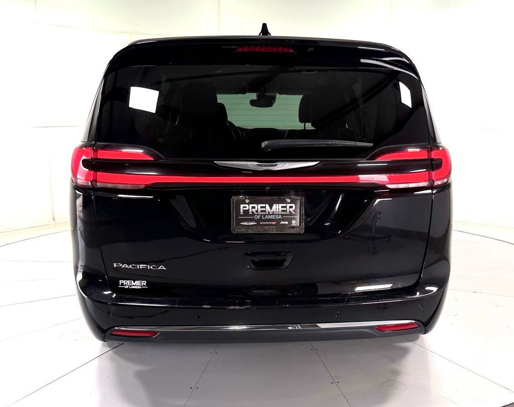 Used 2024 Chrysler Pacifica Touring-L FWD image 5