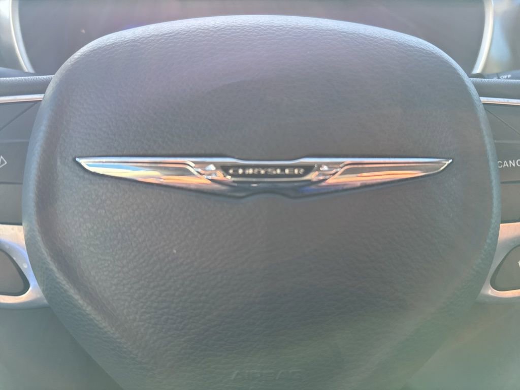 Used 2024 Chrysler Pacifica Touring-L image 16