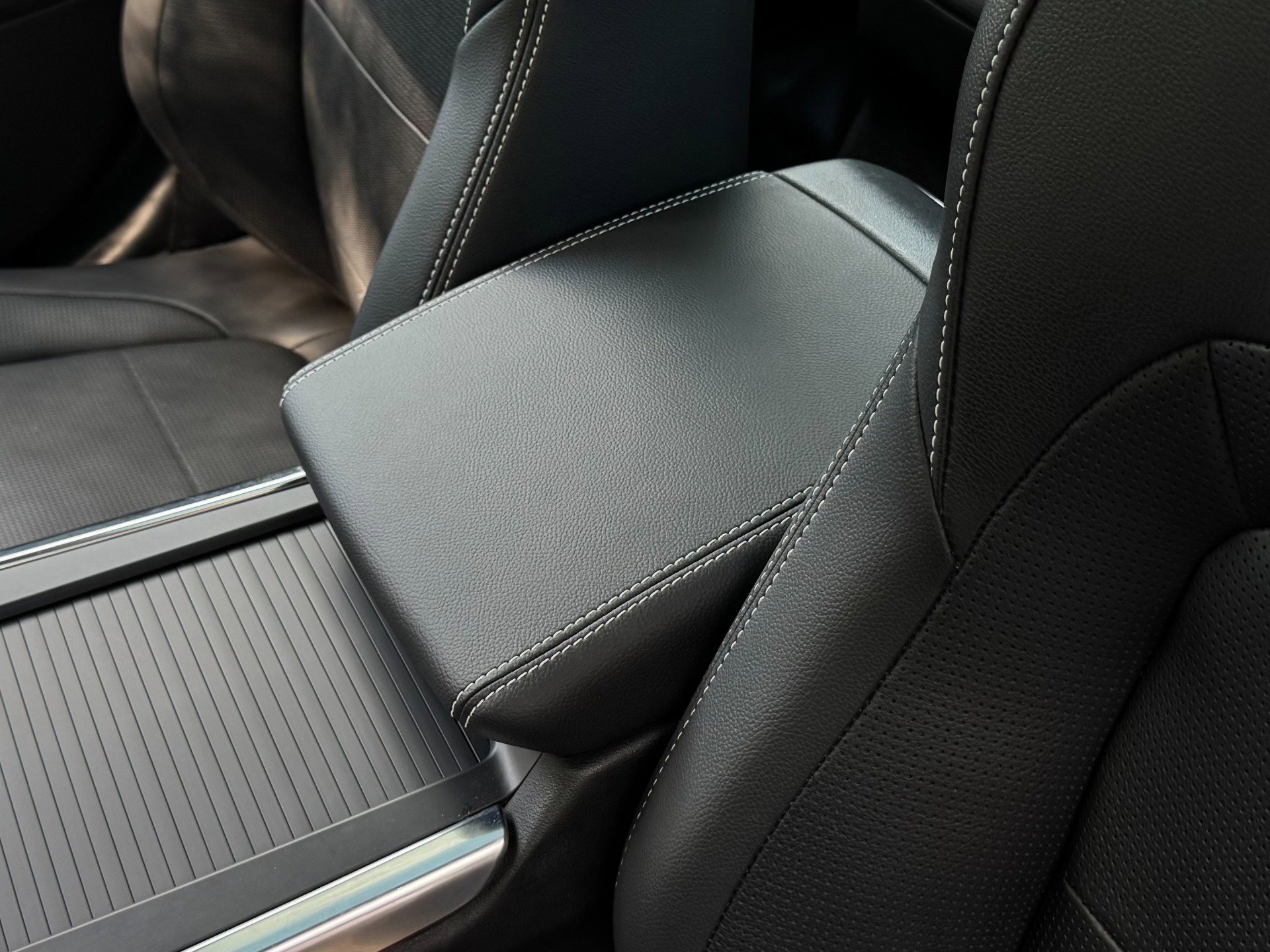 Used 2021 Jaguar XF R-Dynamic SE image 13