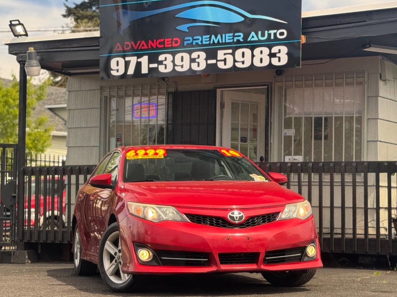 Used 2014 Toyota Camry SE w/ Moonroof Package FWD image 1