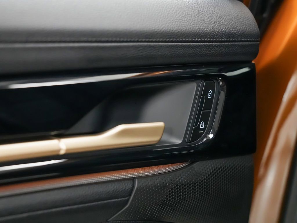 Used 2025 Porsche Panamera 4 image 13