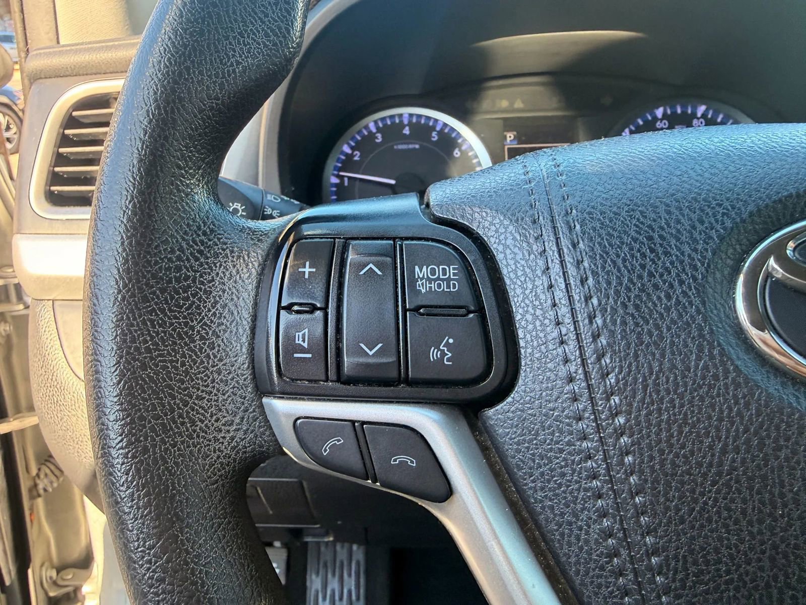 Used 2019 Toyota Highlander LE AWD/4WD image 14