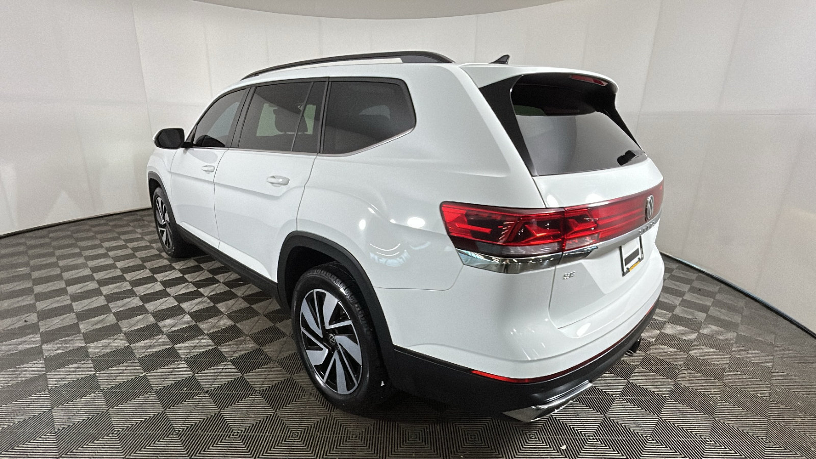Used 2025 Volkswagen Atlas SE AWD/4WD image 4