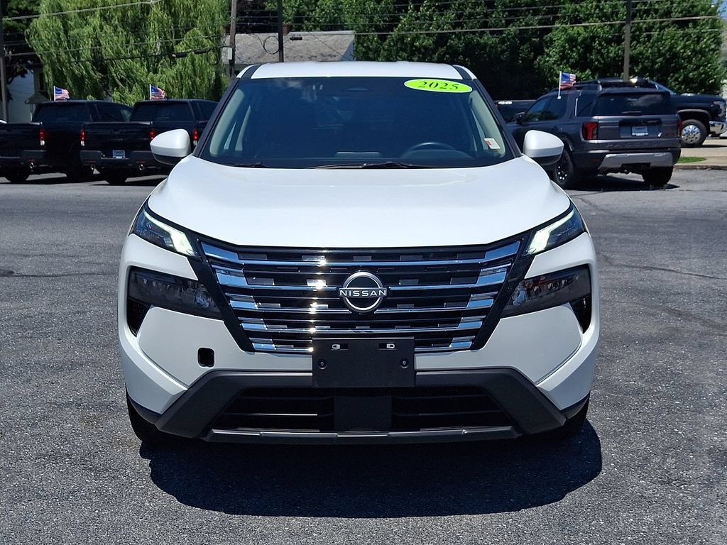 Used 2025 Nissan Rogue SV AWD/4WD image 2