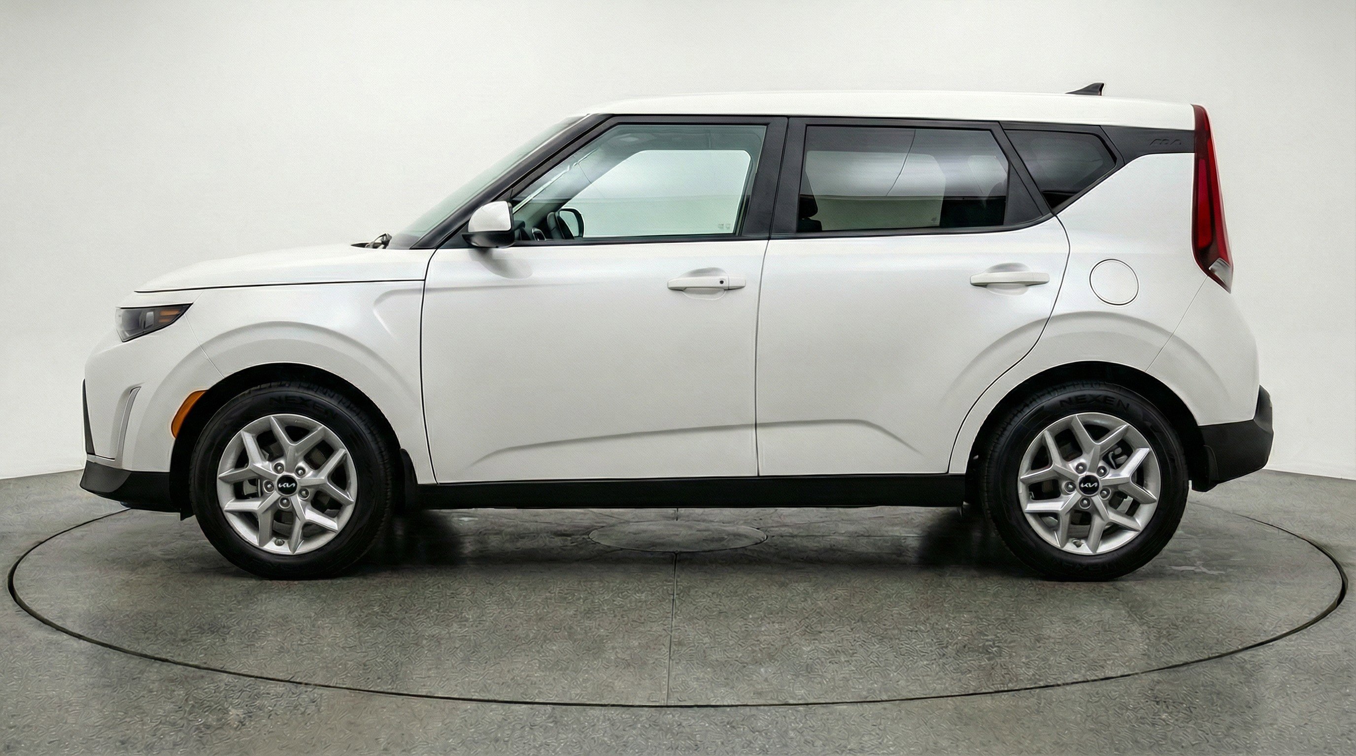 Used 2025 Kia Soul LX w/ LX Technology Package FWD image 5