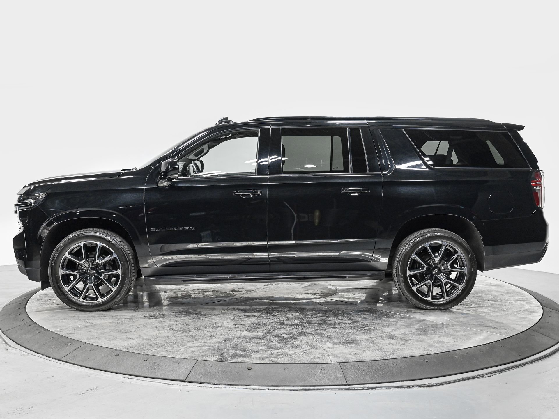 Used 2022 Chevrolet Suburban RST AWD/4WD image 2