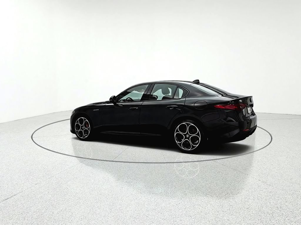 Used 2023 Alfa Romeo Giulia Veloce AWD/4WD image 4