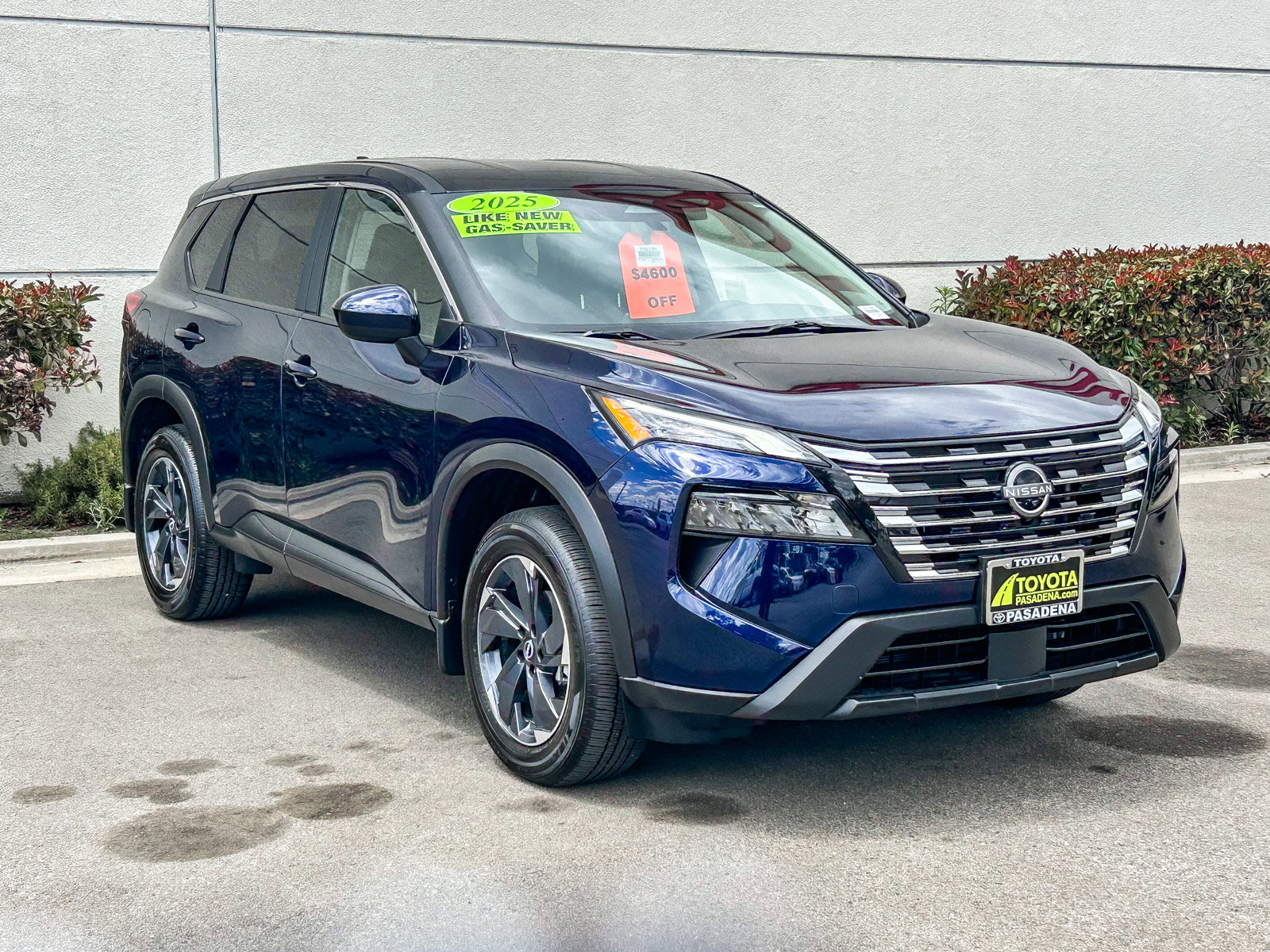 Used 2025 Nissan Rogue SV FWD image 3