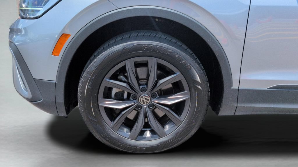 Used 2024 Volkswagen Tiguan SE AWD/4WD image 25