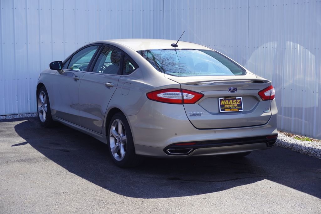 Used 2016 Ford Fusion SE FWD image 4